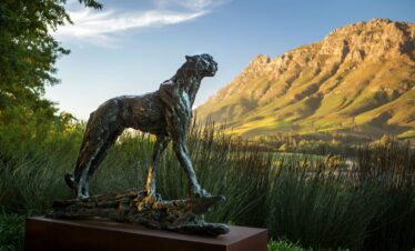 a-dylan-lewis-sculpture-of-a-cheetah-in-the-Delaire-Graff-Estate-gardens